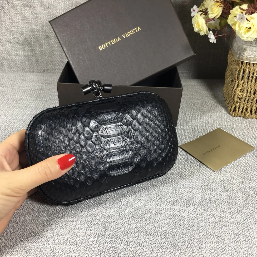 🔥🔥Model No. 8651🔥🔥This elegant clutch bag is one of the most popular handbags in woven bags. It is an interpretation of a classic design that was reintroduced in 2001. Since its launch, the Knot clutch has exhibited exquisite craftsmanship and integrated different styles from low-key to flamboyant. Each new Knot product demonstrates the irresistible and timeless charm of this classic handbag. This luxurious handbag features the signature braided rope buckle and is crafted from rare yellow-ringed forest snake and water snake skins. More charming and luxurious texture. Size: Small 16.5cm
